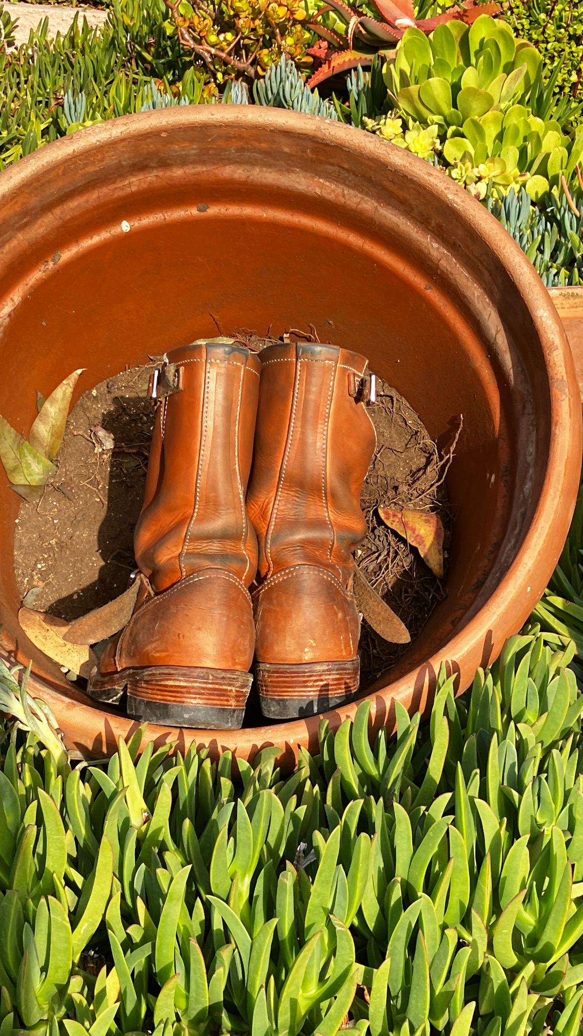 Photo by De4 on December 30, 2024 of the KIND 1930s Engineer Boots in Italian Veg-Tanned Leather.