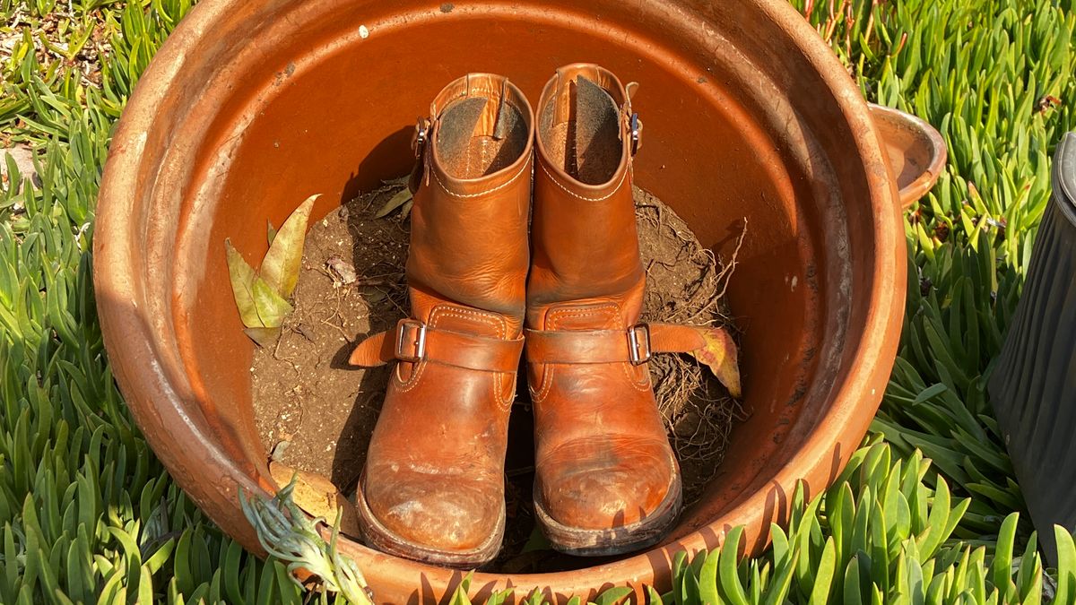 Photo by De4 on December 30, 2024 of the KIND 1930s Engineer Boots in Italian Veg-Tanned Leather.