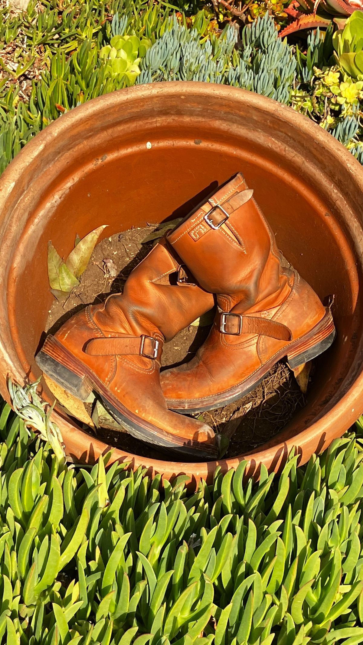 Photo by De4 on December 30, 2024 of the KIND 1930s Engineer Boots in Italian Veg-Tanned Leather.