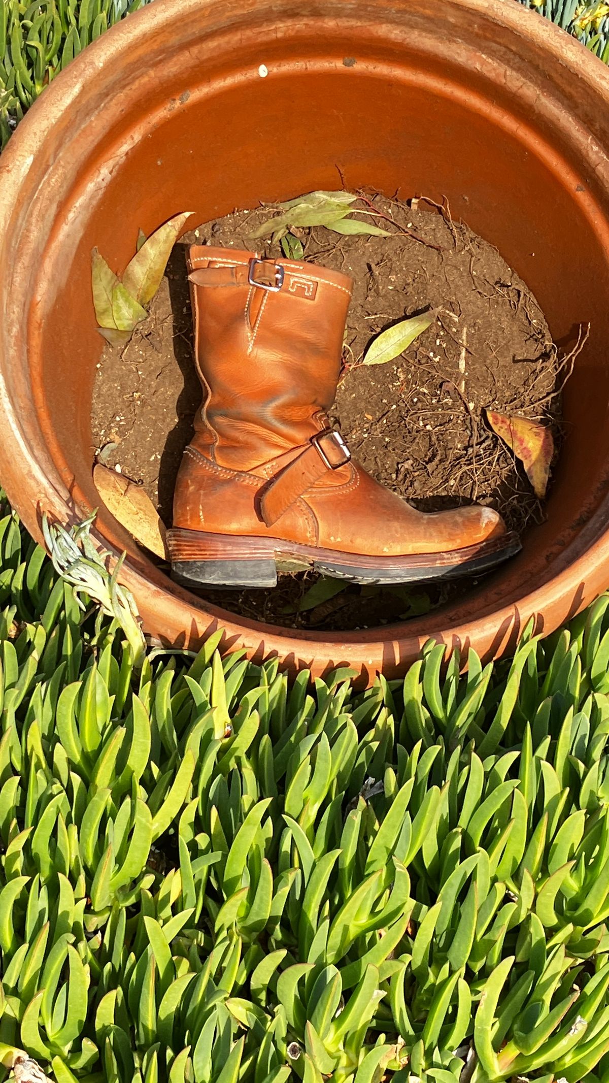 Photo by De4 on December 30, 2024 of the KIND 1930s Engineer Boots in Italian Veg-Tanned Leather.