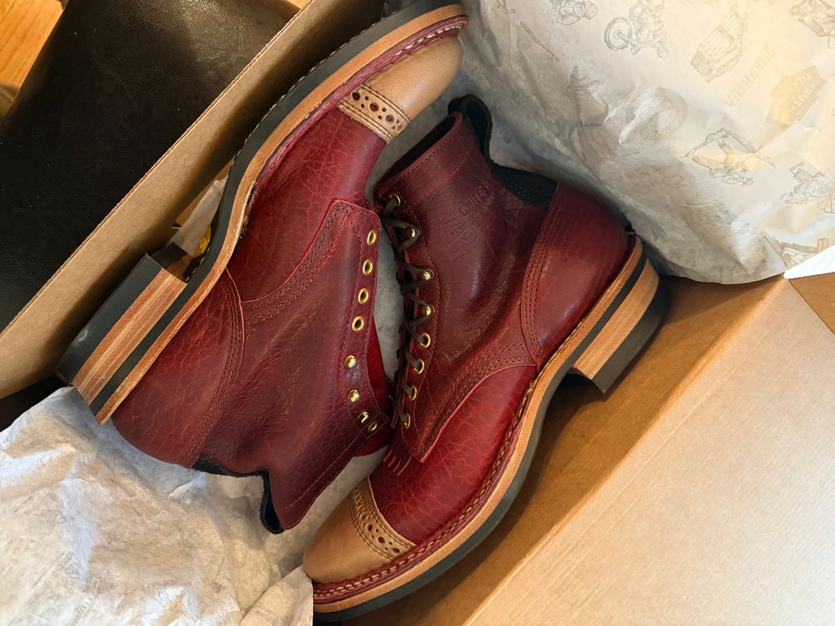 Photo by BigDawg308 on April 24, 2025 of the White's 350 Cruiser in Black Cherry Shrunken Calf & French Almond Shrunken Calf.