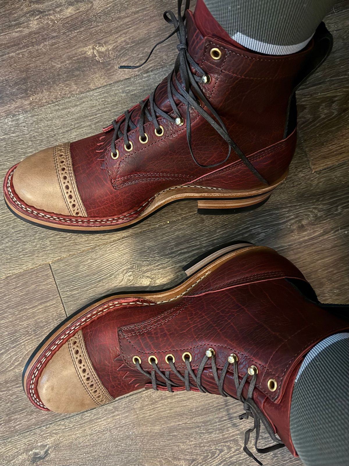 Photo by BigDawg308 on April 24, 2025 of the White's 350 Cruiser in Black Cherry Shrunken Calf & French Almond Shrunken Calf.