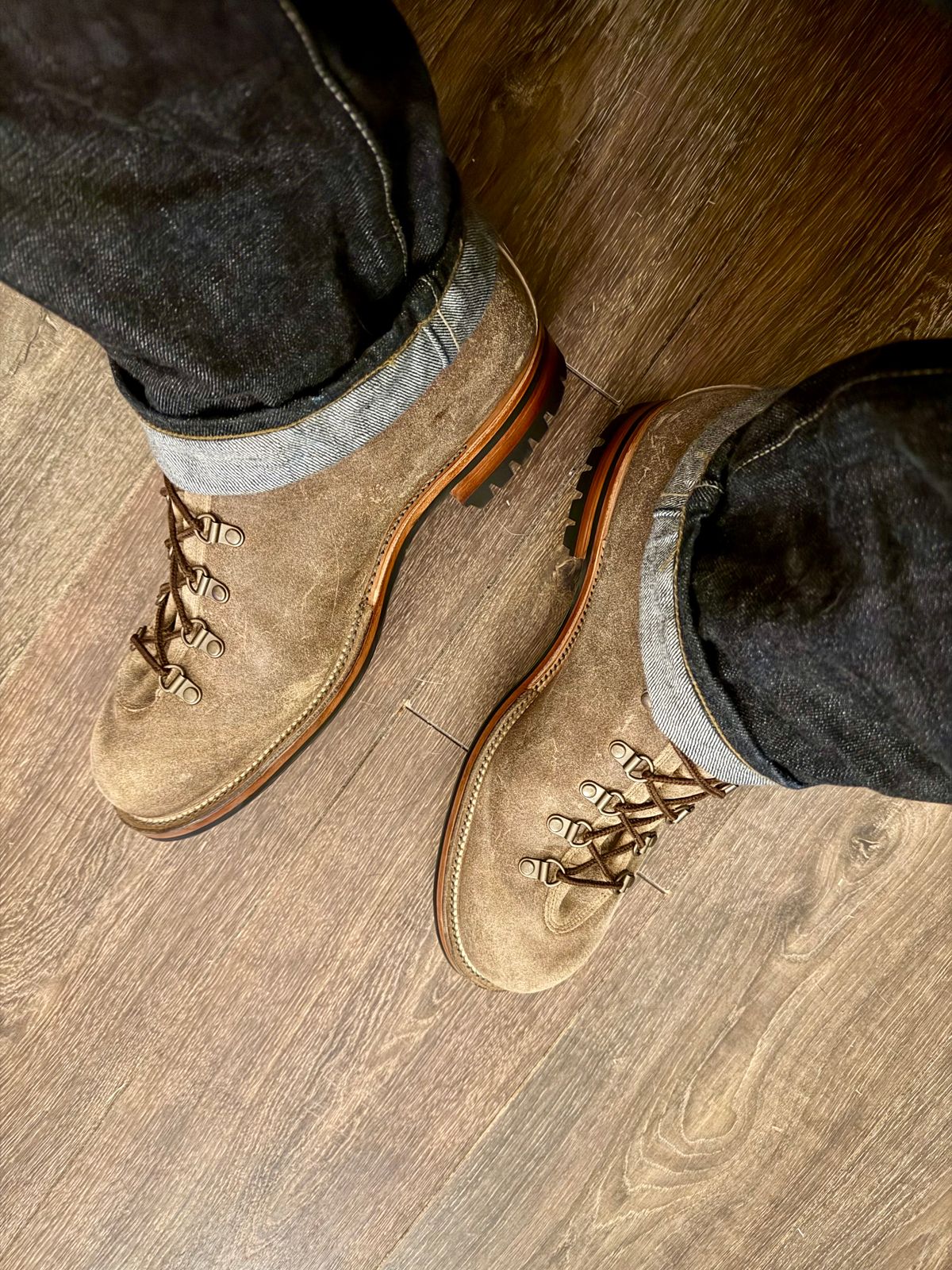 Photo by jy7.62 on February 11, 2026 of the Viberg Hiker in C.F. Stead Desert Sand Waxy Commander.