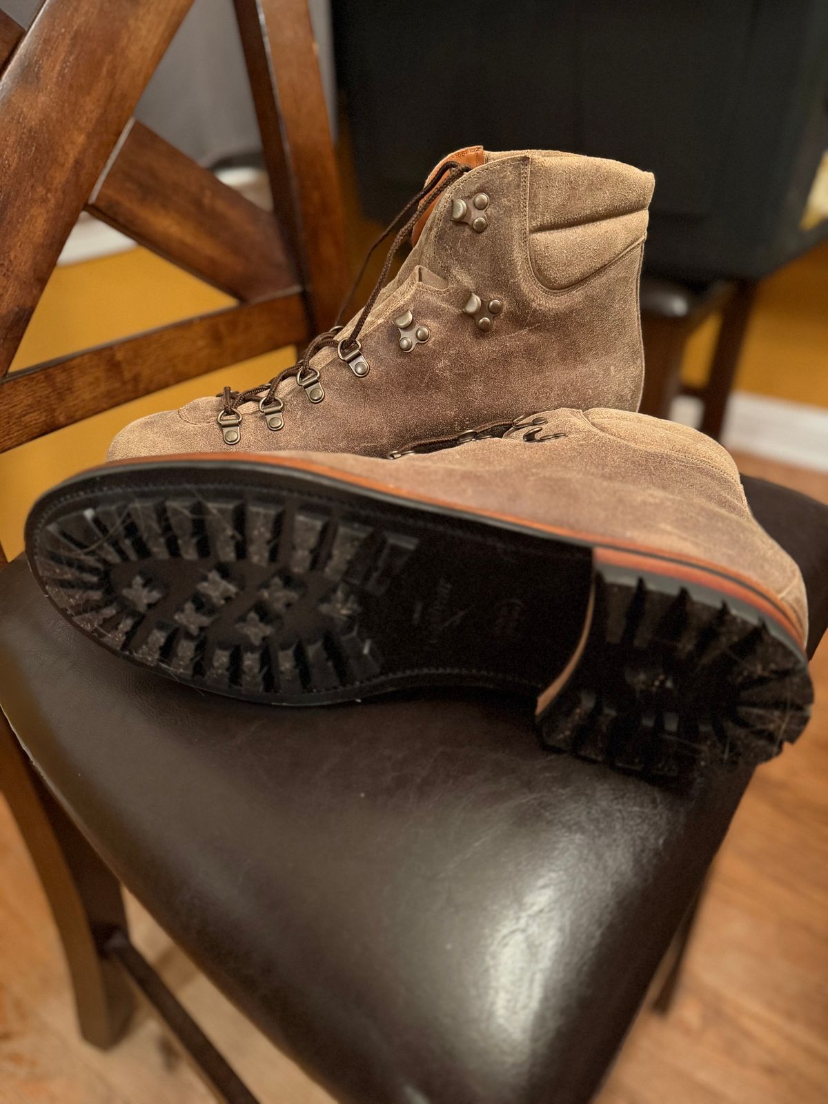 Photo by jy7.62 on February 11, 2026 of the Viberg Hiker in C.F. Stead Desert Sand Waxy Commander.