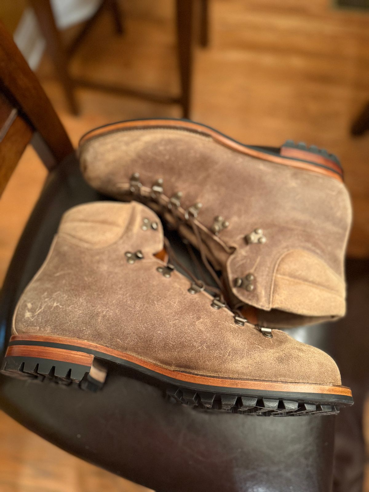 Photo by jy7.62 on February 11, 2026 of the Viberg Hiker in C.F. Stead Desert Sand Waxy Commander.