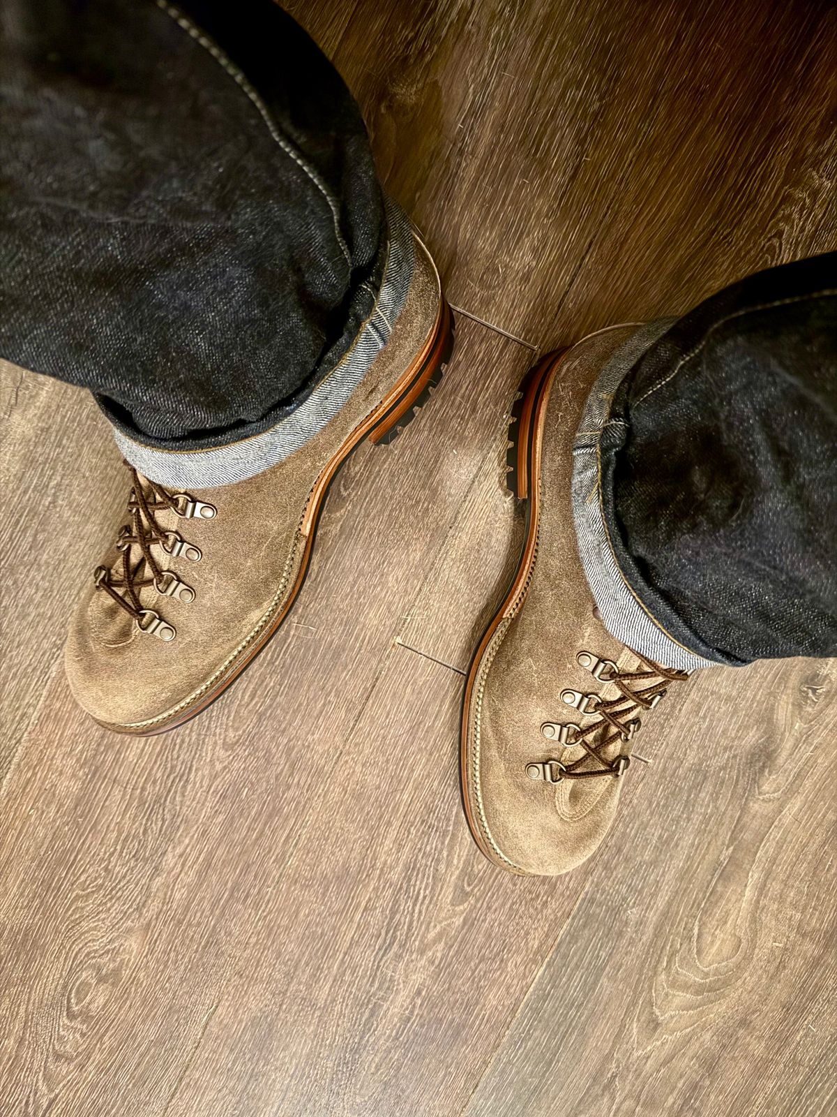 Photo by jy7.62 on February 11, 2026 of the Viberg Hiker in C.F. Stead Desert Sand Waxy Commander.