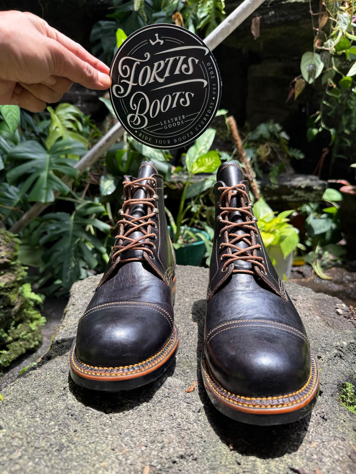 Photo by dije on November 3, 2025 of the Fortis Boots Dakar Captoe Boots in Gallun Cognac HB Horsebutt & Overdyed Black.