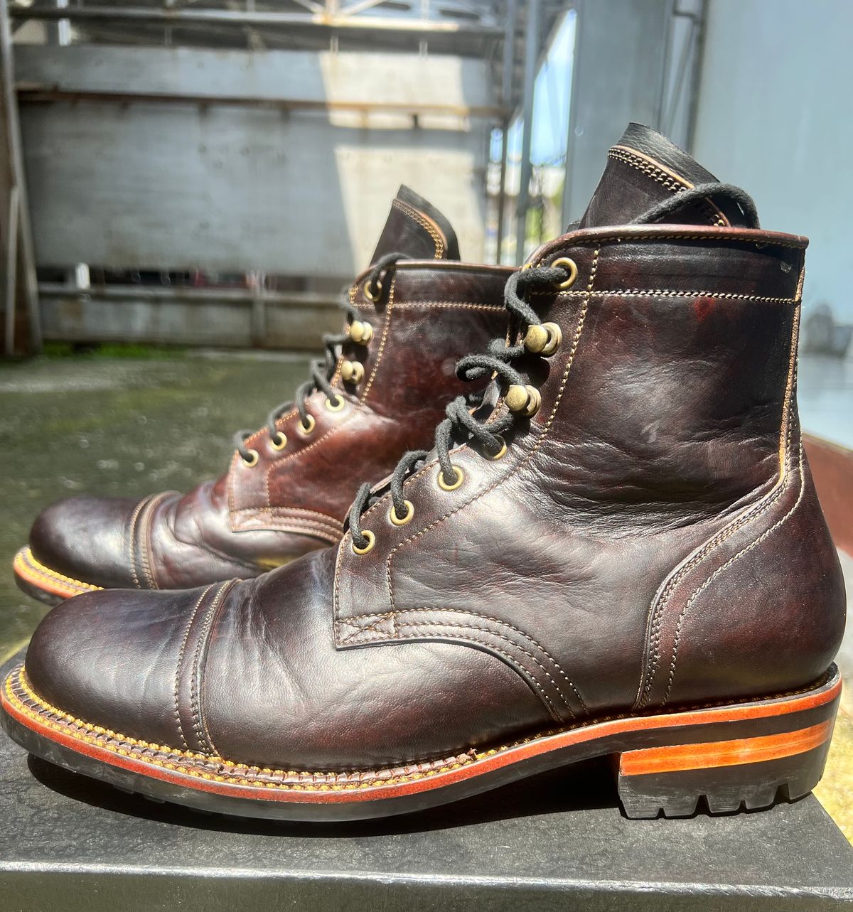 Photo by dije on December 3, 2025 of the Fortis Boots Dakar Captoe Boots in Gallun Cognac HB Horsebutt & Overdyed Black.