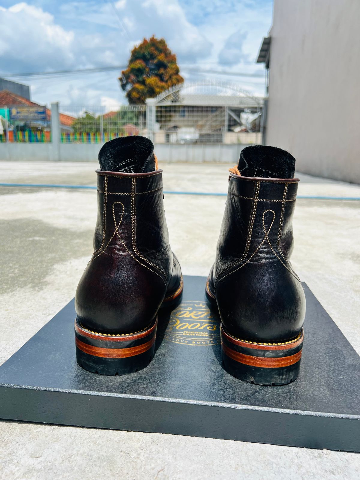 Photo by dije on January 4, 2026 of the Fortis Boots Dakar Captoe Boots in Gallun Cognac HB Horsebutt & Overdyed Black.
