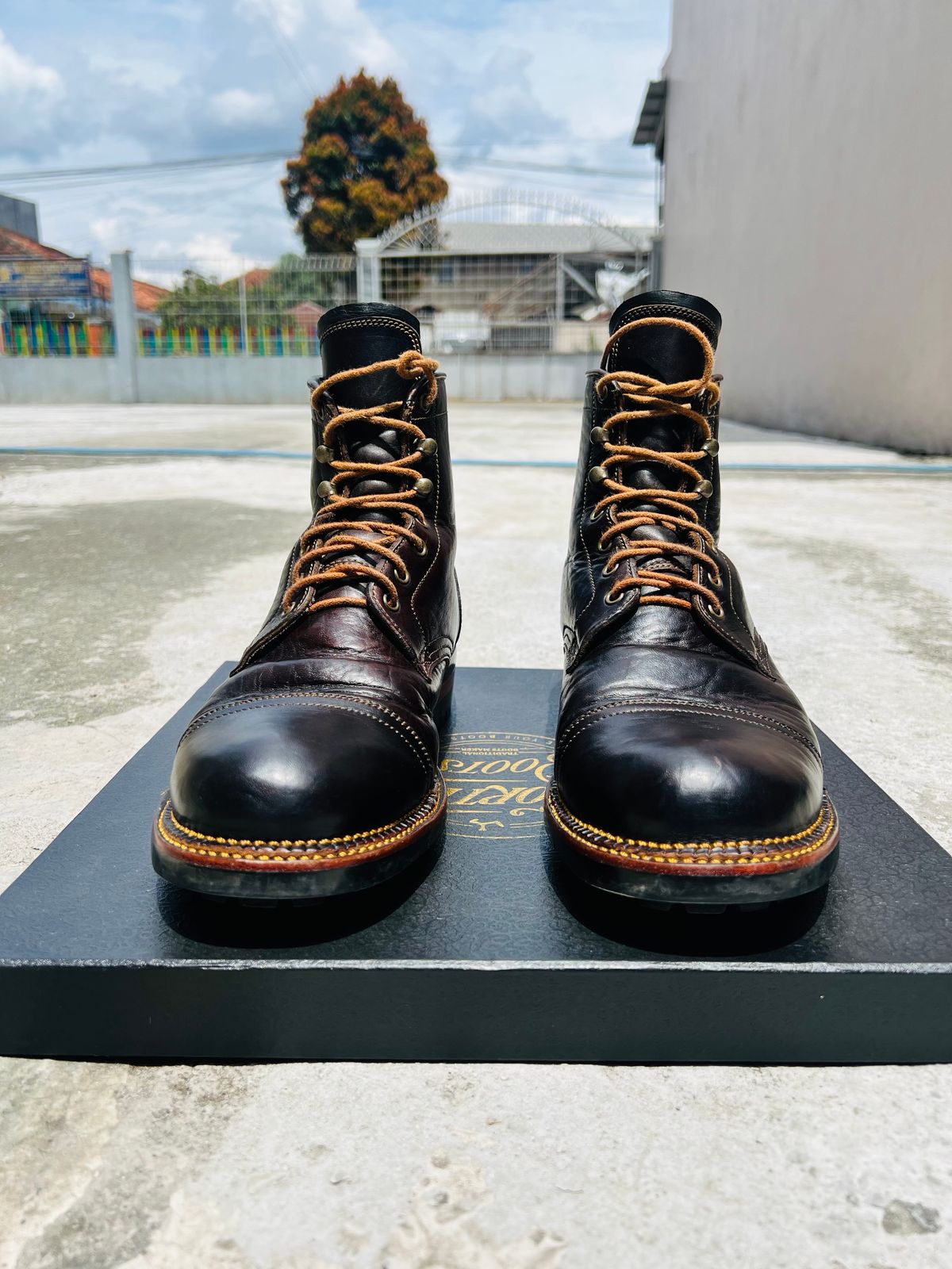 Photo by dije on January 4, 2026 of the Fortis Boots Dakar Captoe Boots in Gallun Cognac HB Horsebutt & Overdyed Black.