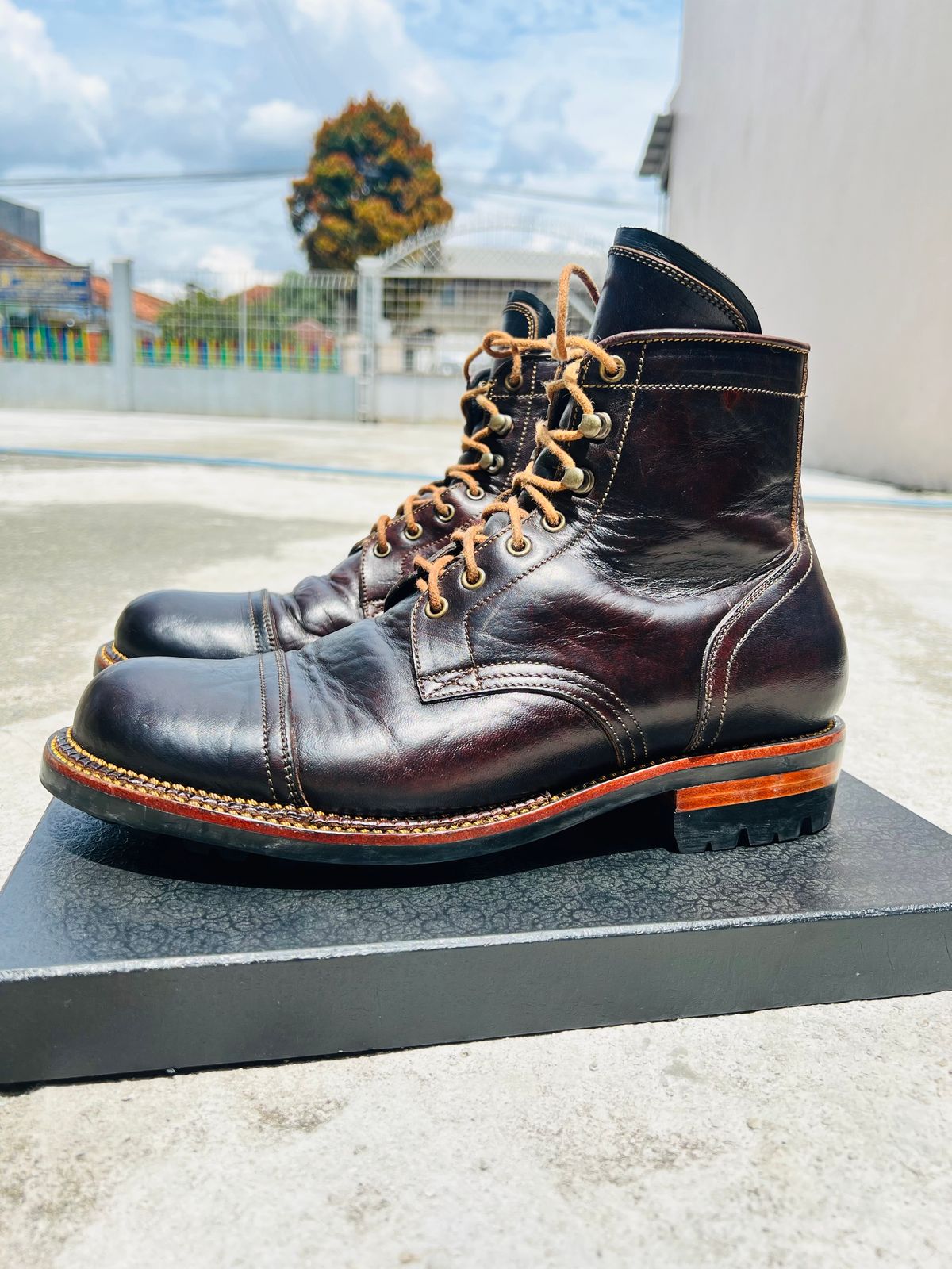 Photo by dije on January 4, 2026 of the Fortis Boots Dakar Captoe Boots in Gallun Cognac HB Horsebutt & Overdyed Black.