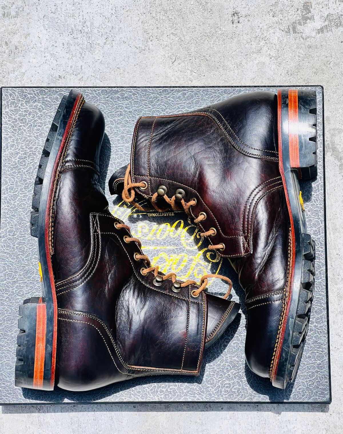 Photo by dije on January 4, 2026 of the Fortis Boots Dakar Captoe Boots in Gallun Cognac HB Horsebutt & Overdyed Black.