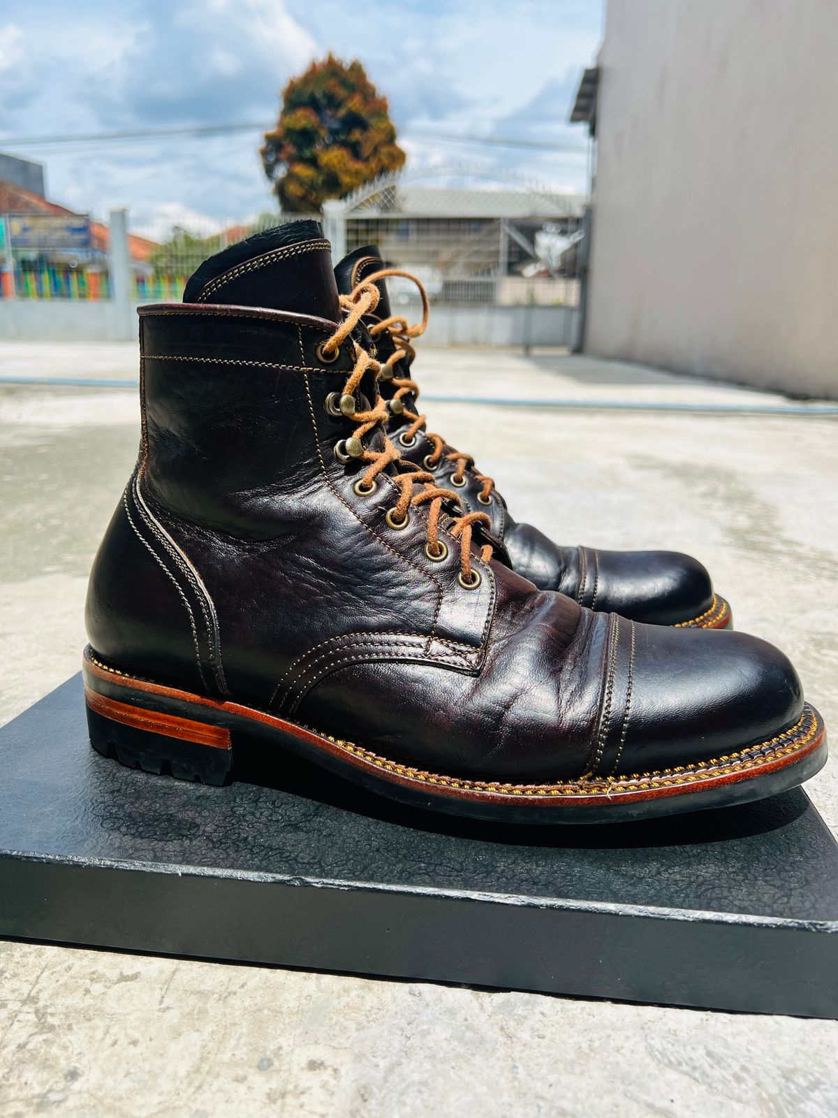 Photo by dije on January 4, 2026 of the Fortis Boots Dakar Captoe Boots in Gallun Cognac HB Horsebutt & Overdyed Black.
