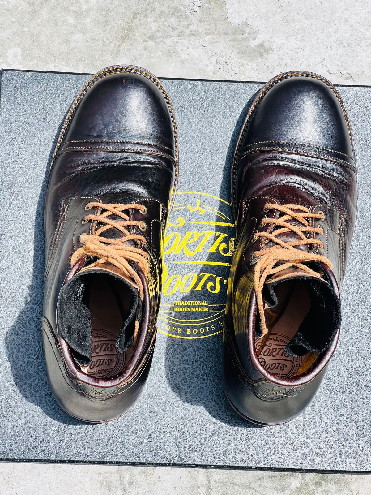 Photo by dije on January 4, 2026 of the Fortis Boots Dakar Captoe Boots in Gallun Cognac HB Horsebutt & Overdyed Black.