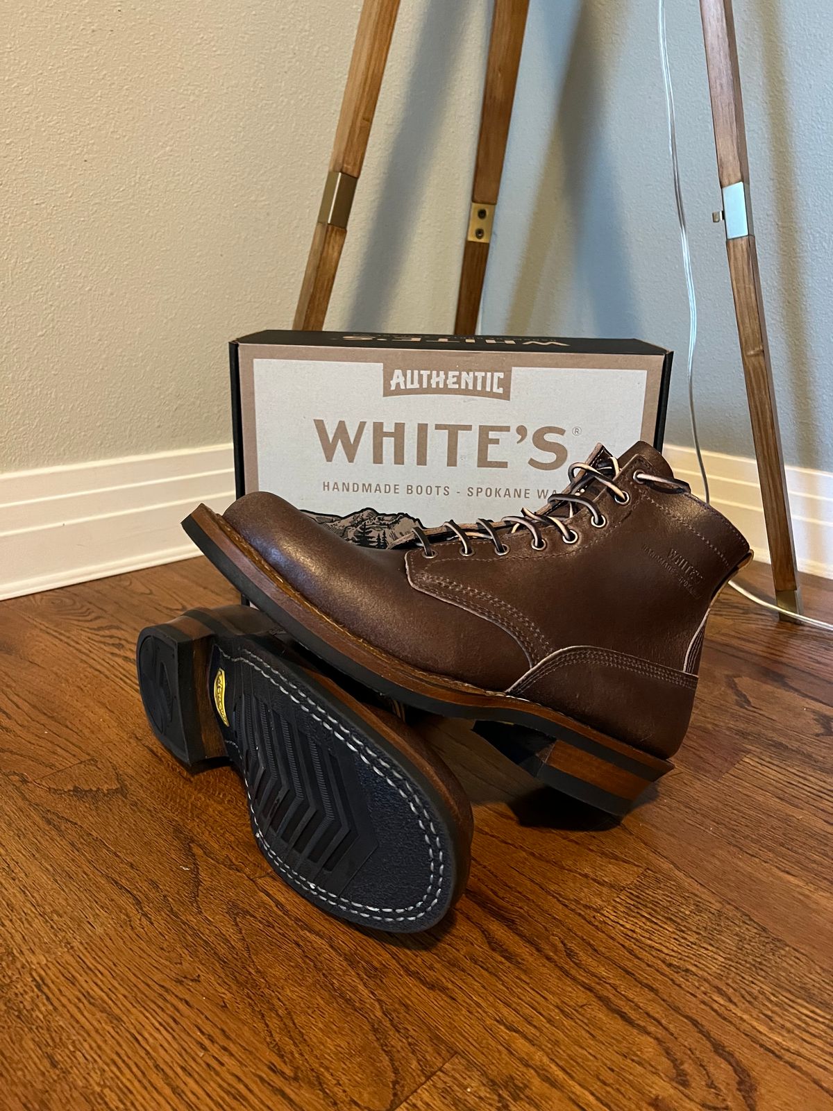 Photo by EarthToneDaddy on August 6, 2023 of the White's 350 Cruiser in Horween Natural Waxed Flesh.