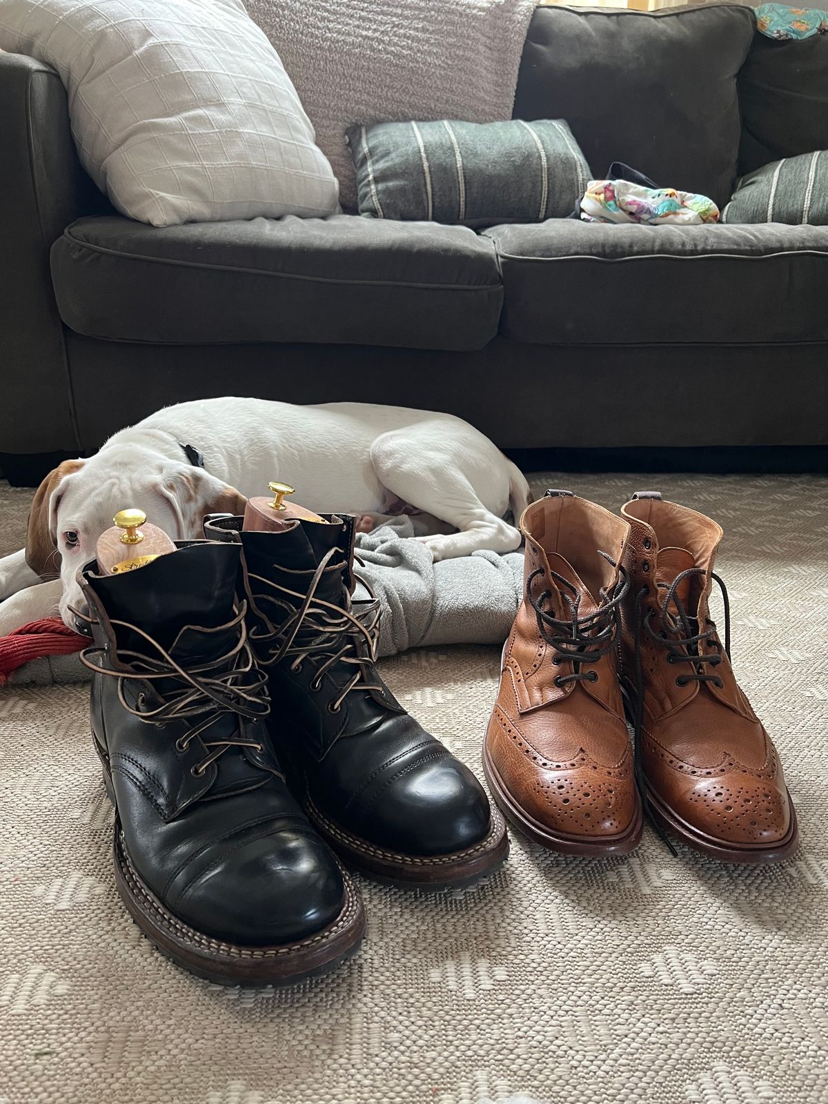 Photo by EarthToneDaddy on December 3, 2023 of the White's 350 Cruiser in Horween Black Chromexcel.