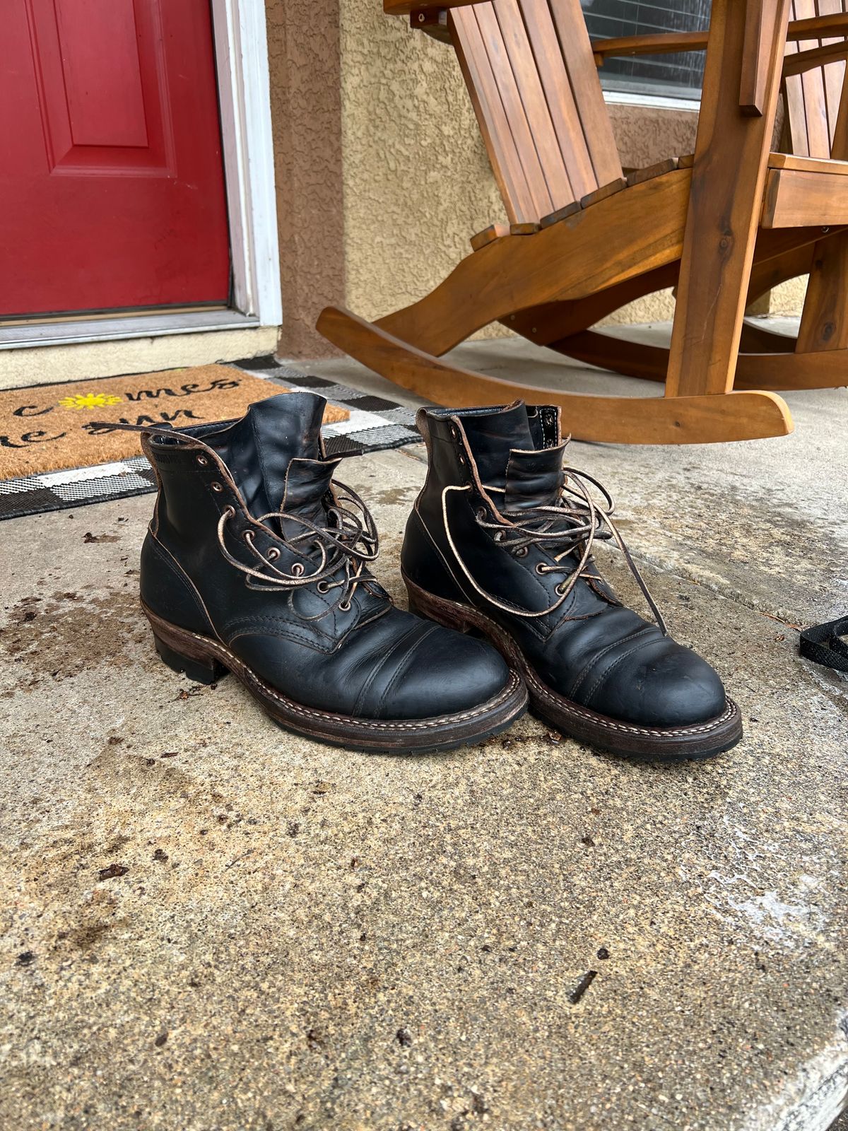 Photo by EarthToneDaddy on April 20, 2024 of the White's 350 Cruiser in Horween Black Chromexcel.