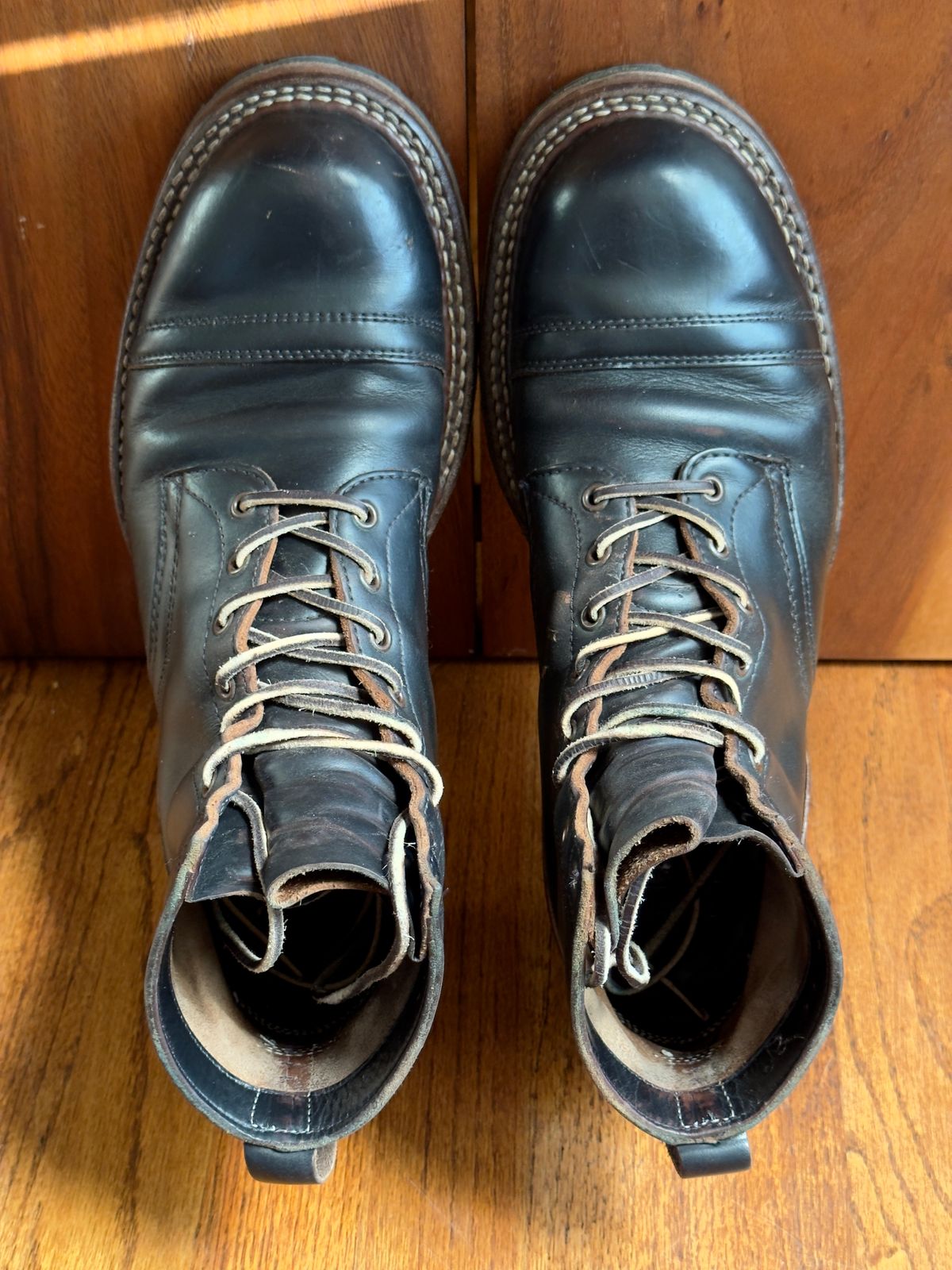 Photo by EarthToneDaddy on May 7, 2026 of the White’s x Division Road Logger 350 in Horween Black Chromexcel & Horween Brown Chromexcel.