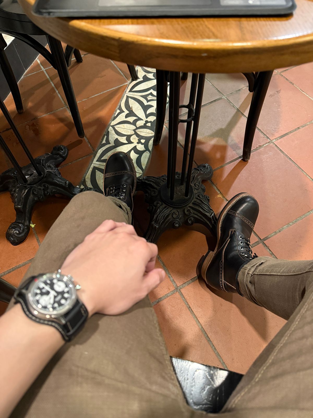 Photo by hype.inu on December 16, 2025 of the Kiattoko Handmade Oldboy in Maryam Black Teacore Horsebutt.