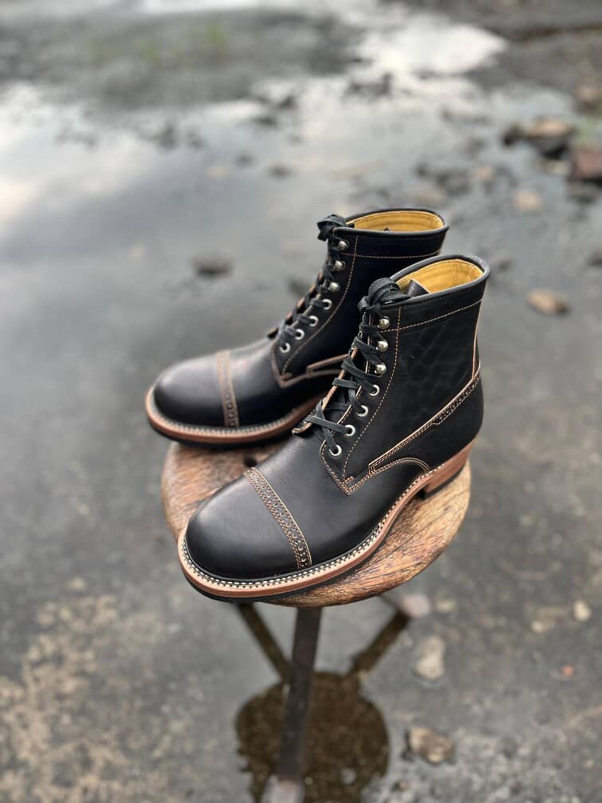 Photo by hype.inu on November 21, 2025 of the Kiattoko Handmade Oldboy in Maryam Black Teacore Horsebutt.