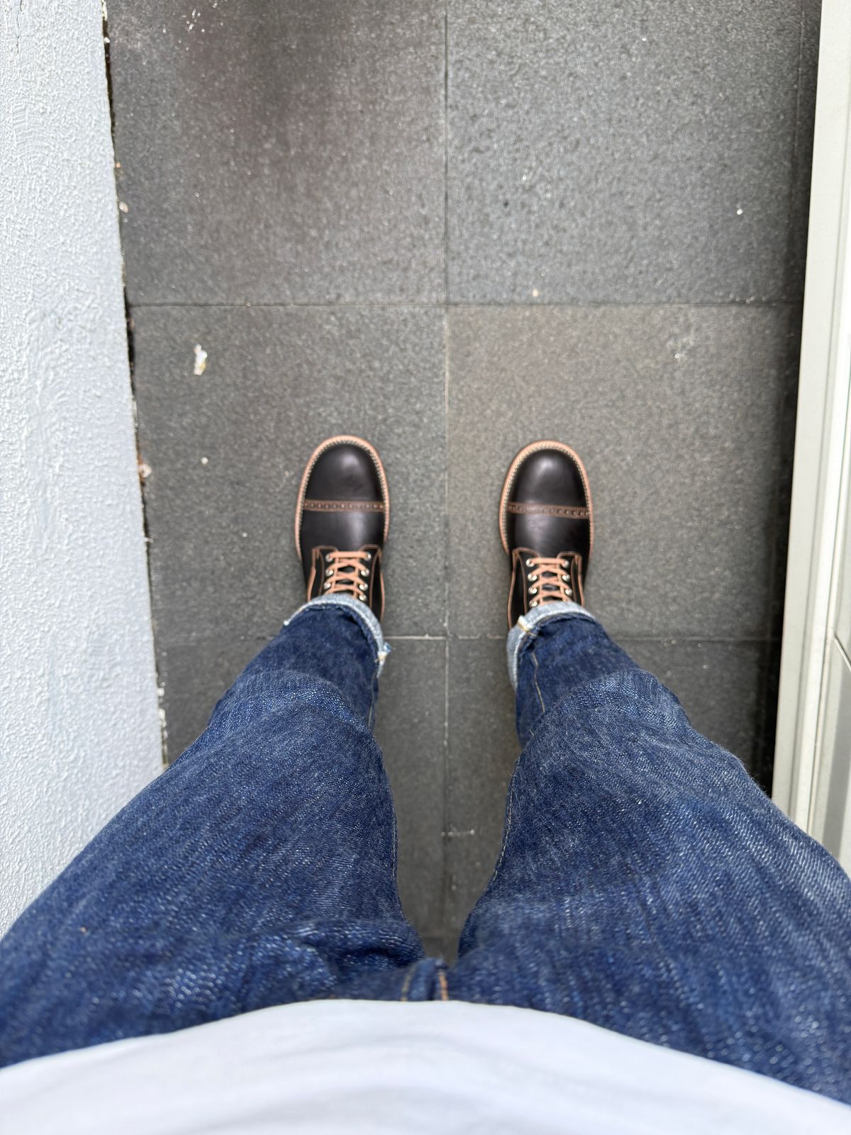 Photo by hype.inu on November 29, 2025 of the Kiattoko Handmade Oldboy in Maryam Black Teacore Horsebutt.