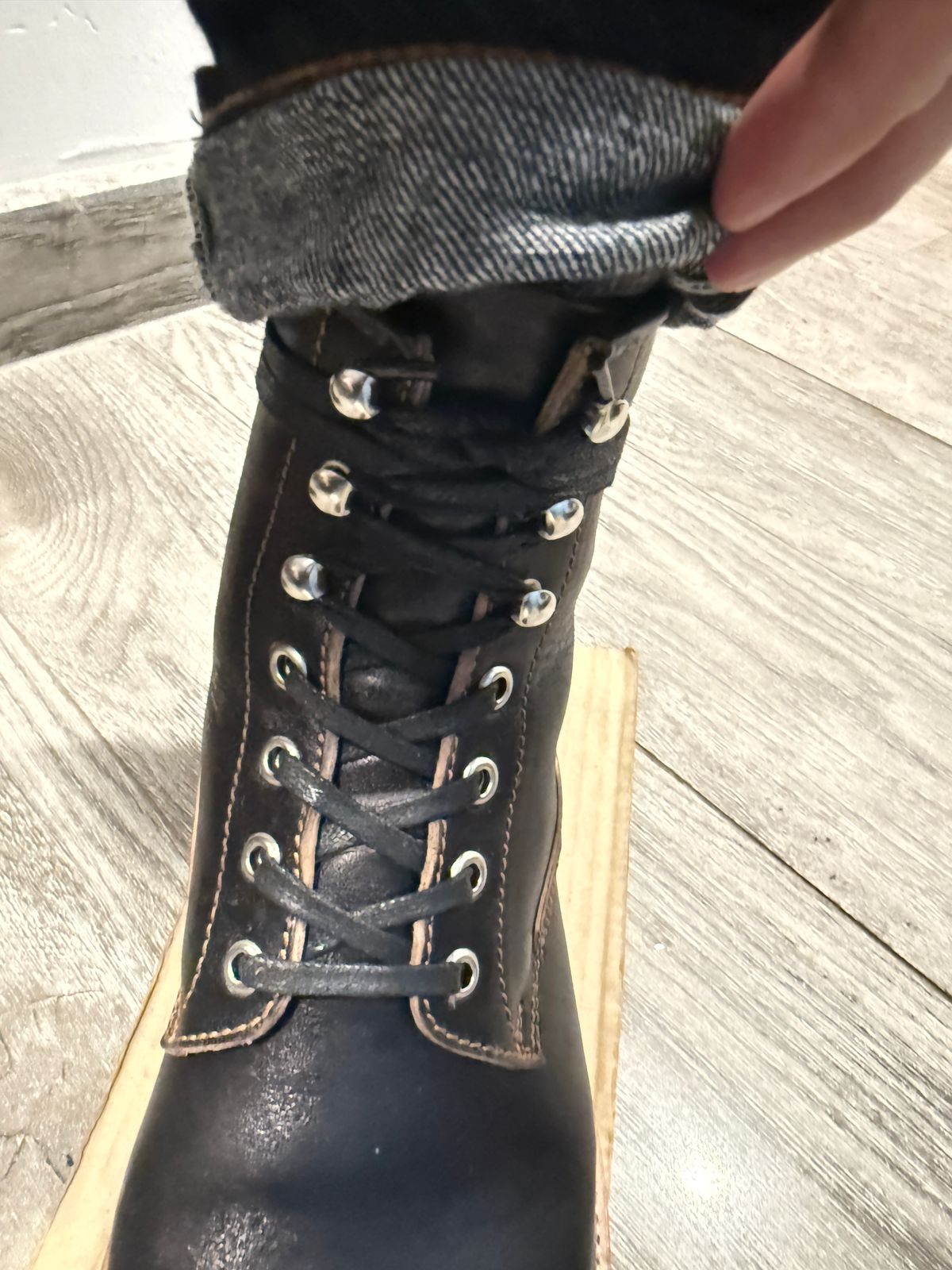 Photo by hype.inu on December 12, 2025 of the Kiattoko Handmade Oldboy in Maryam Black Teacore Horsebutt.