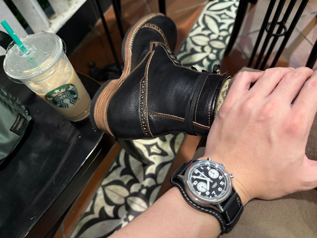 Photo by hype.inu on December 16, 2025 of the Kiattoko Handmade Oldboy in Maryam Black Teacore Horsebutt.