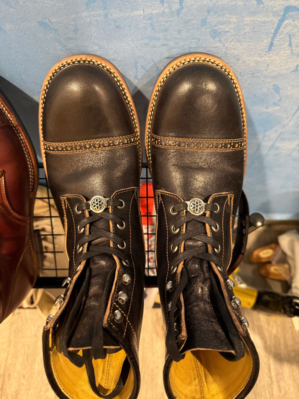 Photo by hype.inu on December 19, 2025 of the Kiattoko Handmade Oldboy in Maryam Black Teacore Horsebutt.