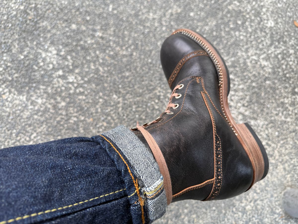 Photo by hype.inu on April 2, 2026 of the Kiattoko Handmade Oldboy in Maryam Black Teacore Horsebutt.