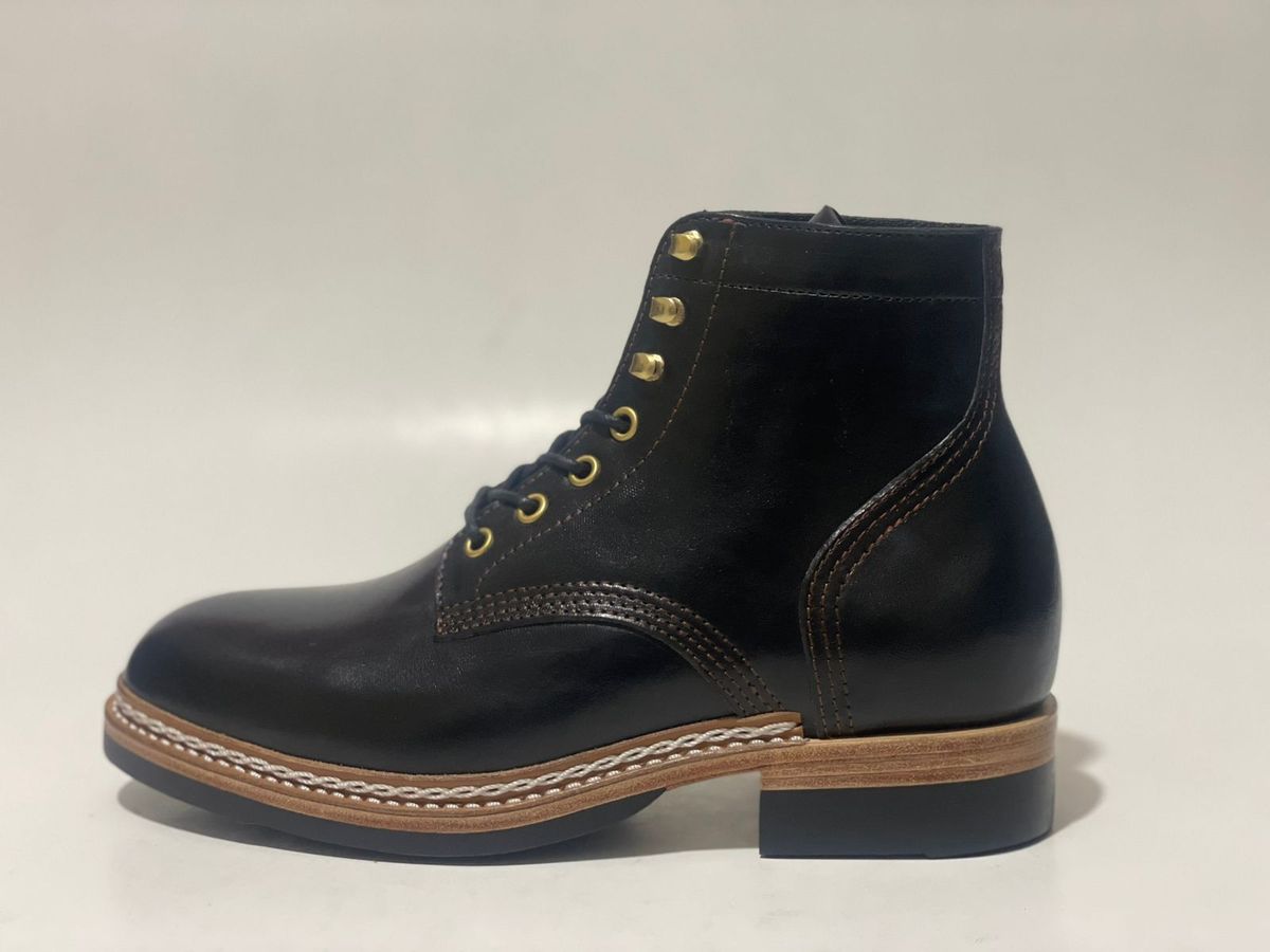 Photo by hype.inu on September 9, 2025 of the Junkard SC Boondocker in Maryam Black TPR Horsebutt.