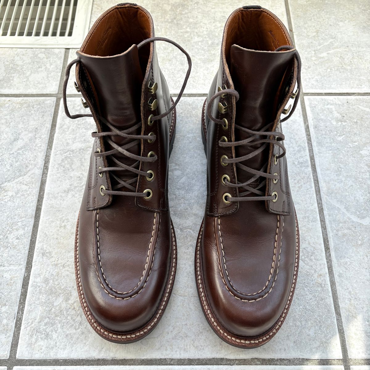 Photo by dfw on February 22, 2025 of the Grant Stone Brass Boot in Horween Crimson Chromexcel.
