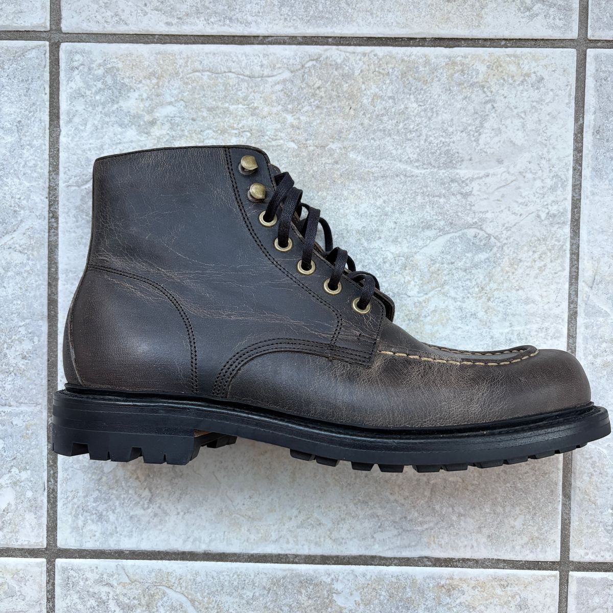 Photo by dfw on March 21, 2025 of the Grant Stone Brass Boot in Gallun Teton Waxy Stag.