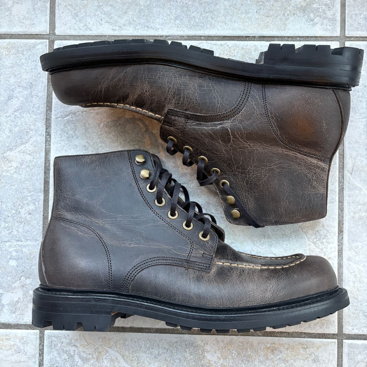 Photo by dfw on March 21, 2025 of the Grant Stone Brass Boot in Gallun Teton Waxy Stag.
