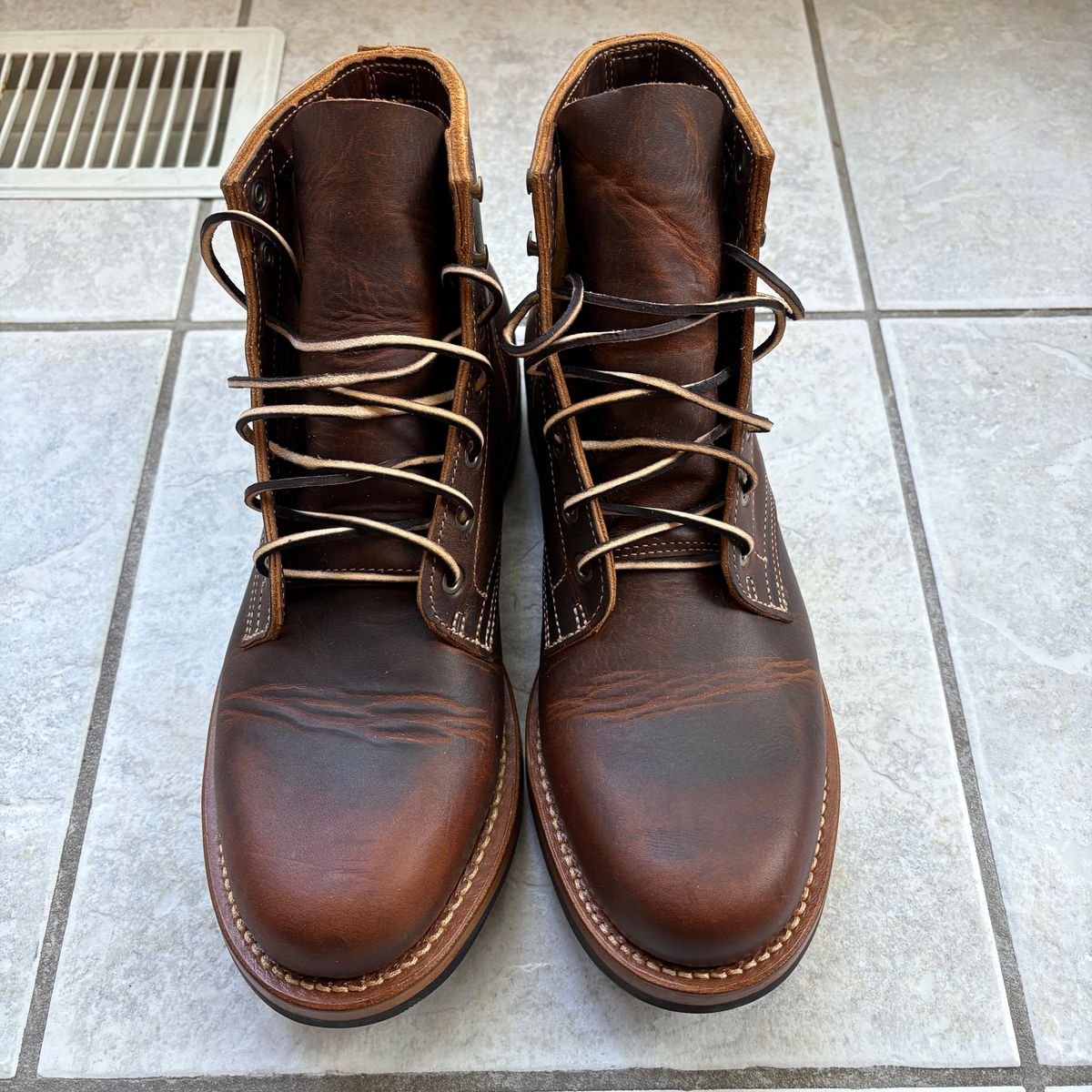 Photo by dfw on May 2, 2025 of the Truman Plain Toe Boot in Seidel Tobacco Snakebite.