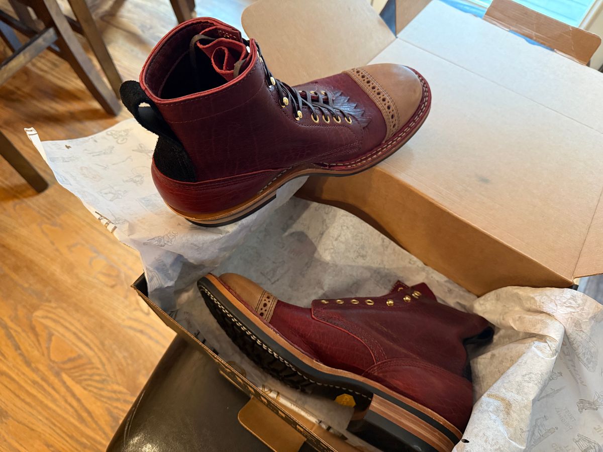 Photo by BigDawg308 on April 24, 2025 of the White's 350 Cruiser in Burgundy Shrunken Calf 3-Tone.