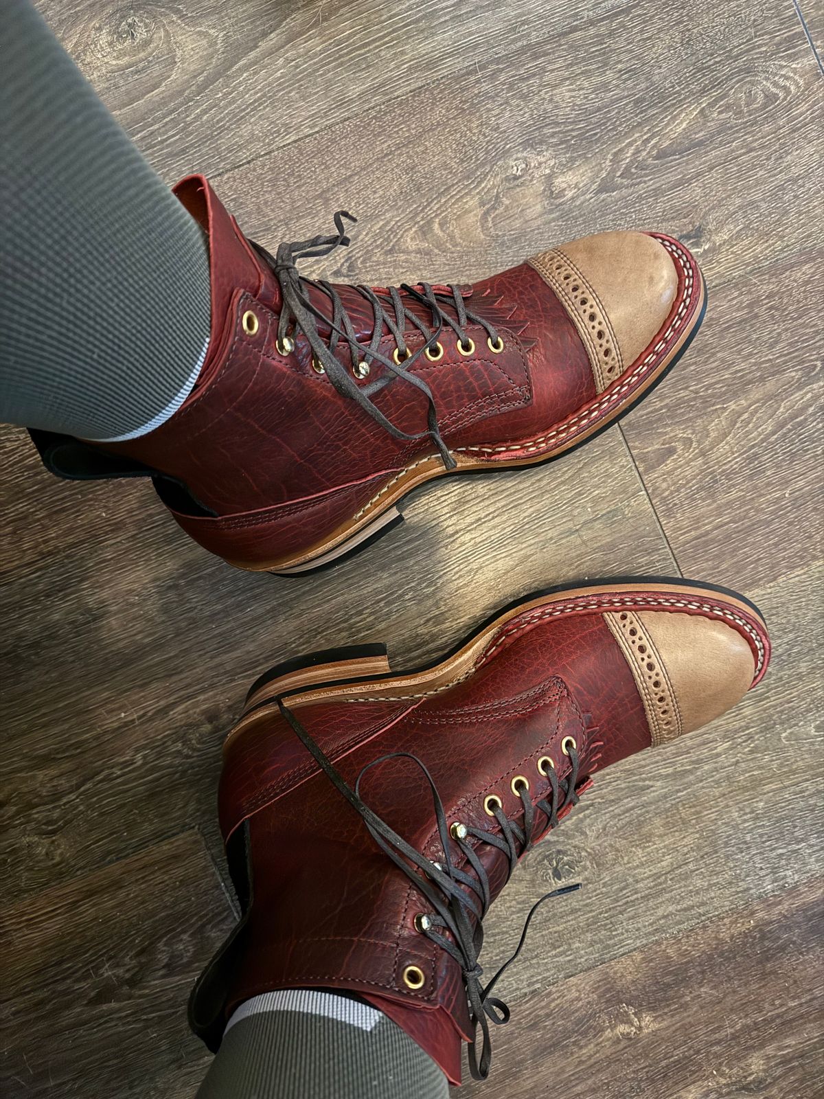 Photo by BigDawg308 on April 24, 2025 of the White's 350 Cruiser in Burgundy Shrunken Calf 3-Tone.