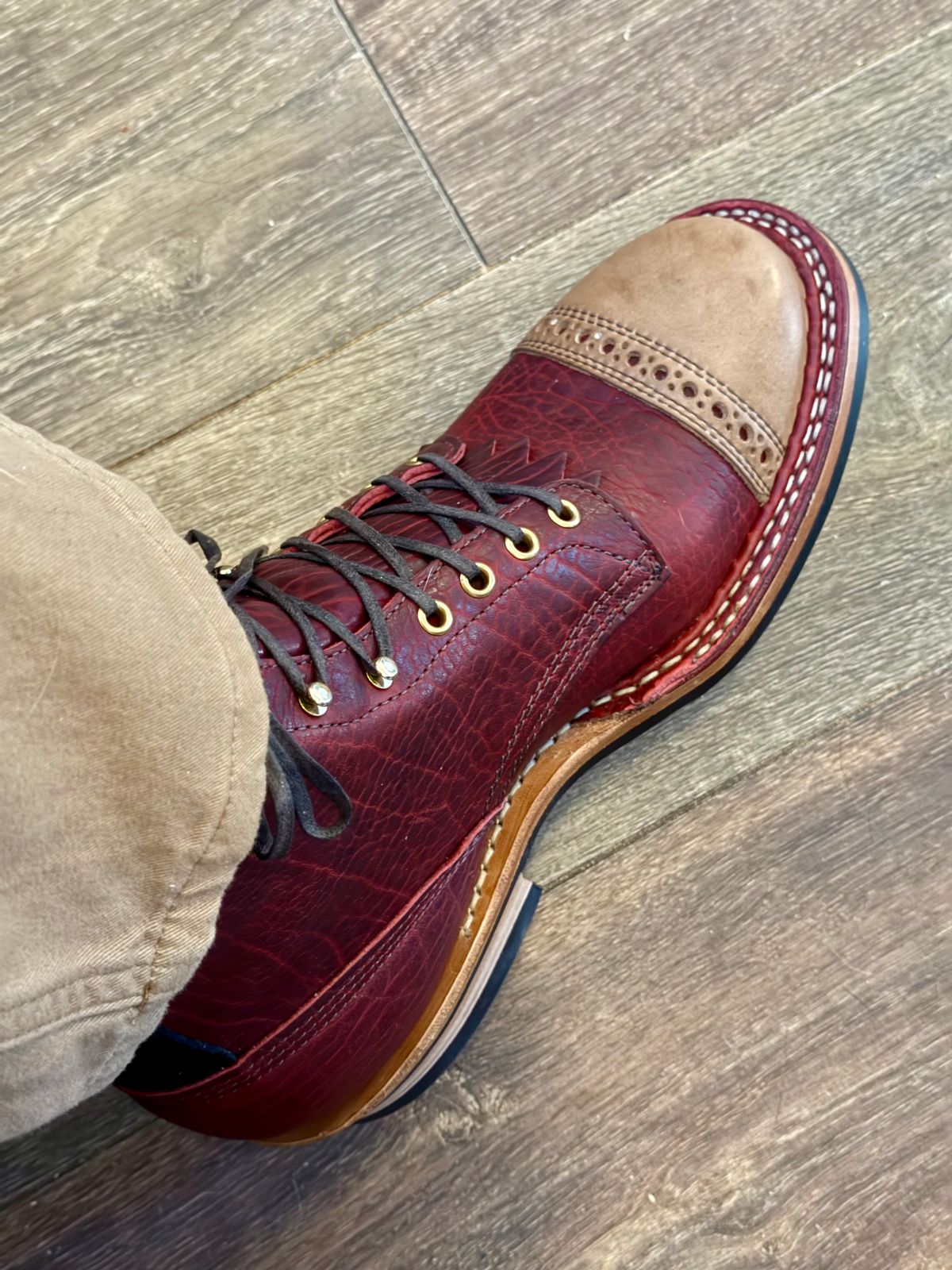 Photo by BigDawg308 on April 27, 2025 of the White's 350 Cruiser in Burgundy Shrunken Calf 3-Tone.