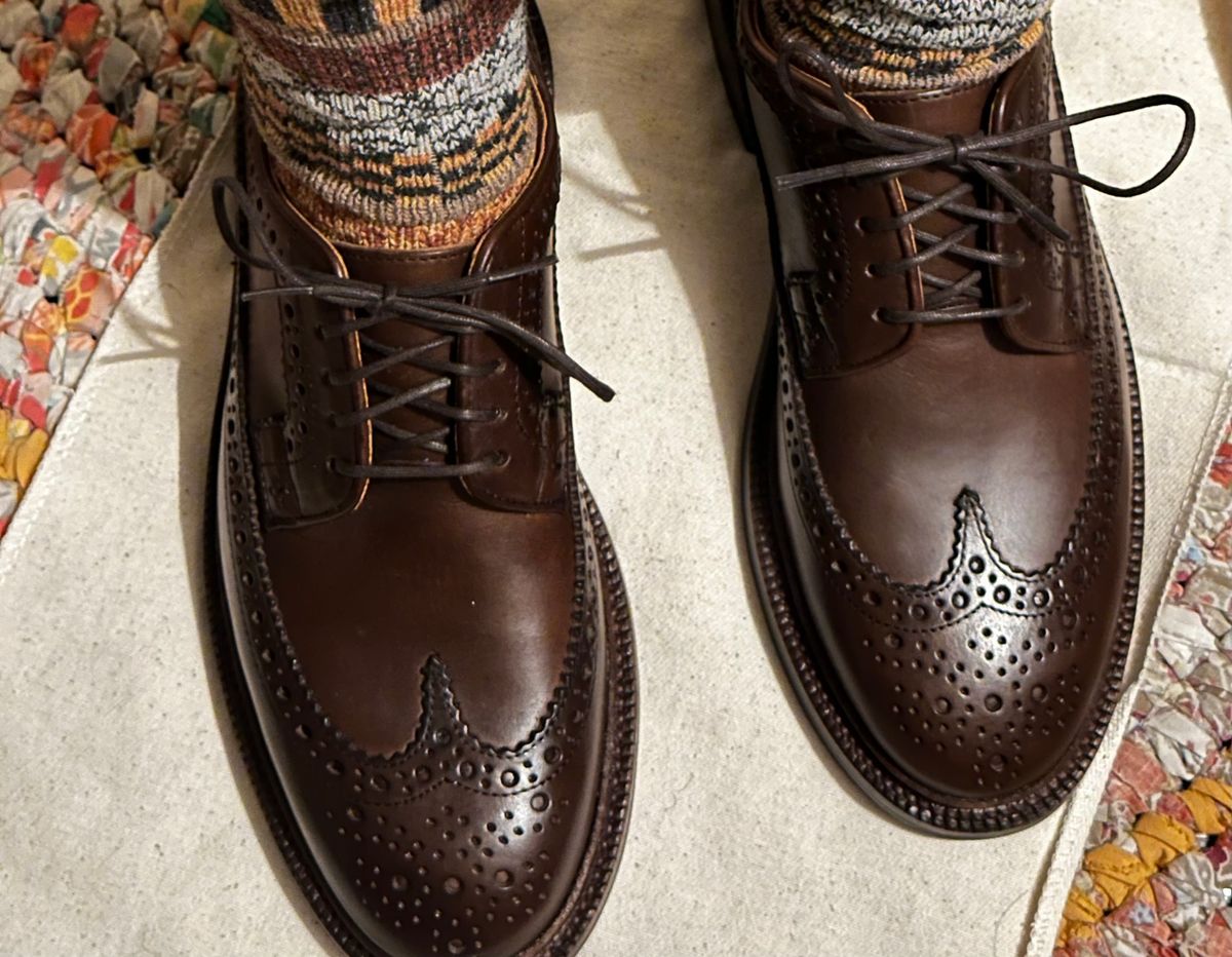 Photo by icarus on January 14, 2025 of the Grant Stone Longwing in Horween Crimson Chromexcel.