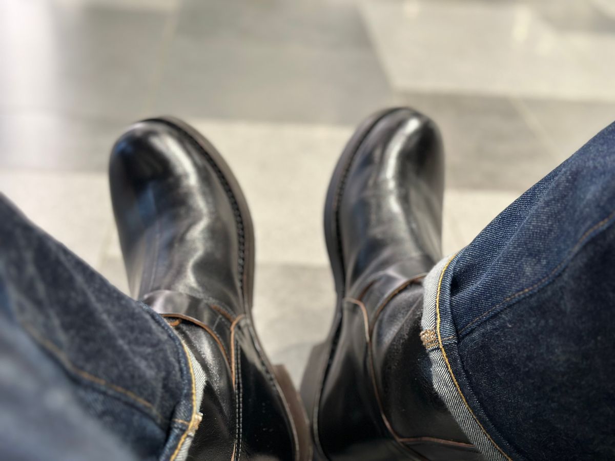 Photo by JoeyKnox on May 28, 2024 of the The Real McCoy's Buco Engineer Boots in Shinki Black Latigo Teacore Horsehide.