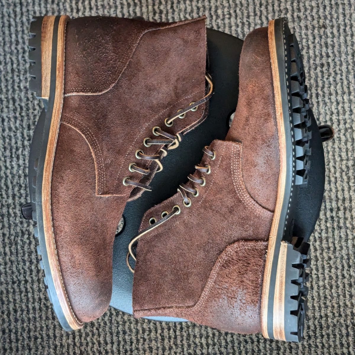 Photo by stridersubs on October 1, 2024 of the Oak Street Bootmakers Field Boot in Seidel Black Walnut Stampede Roughout.