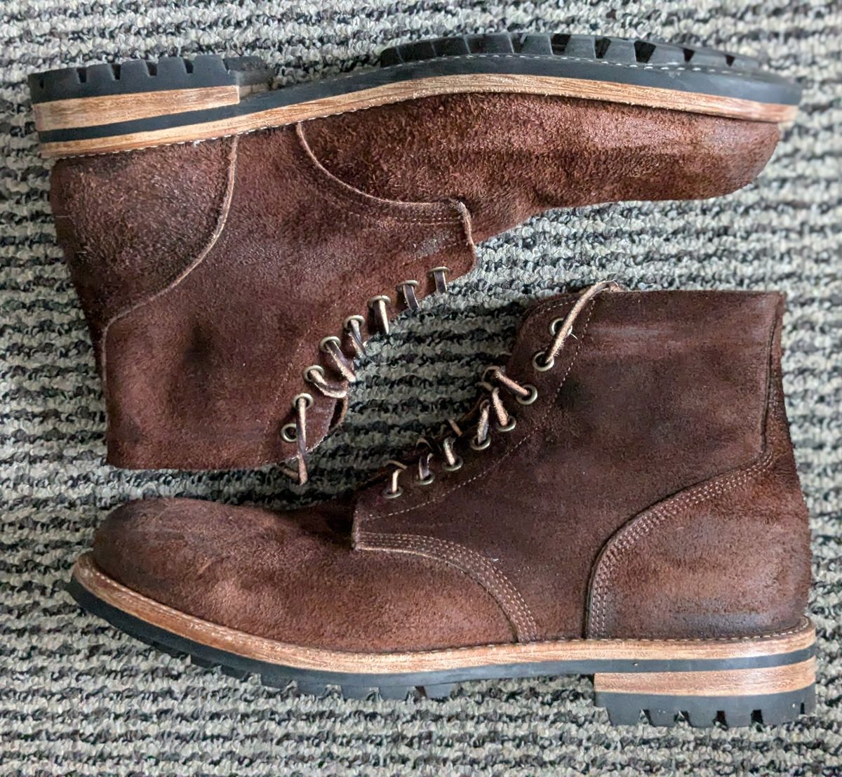 Photo by stridersubs on November 4, 2024 of the Oak Street Bootmakers Field Boot in Seidel Black Walnut Stampede Roughout.