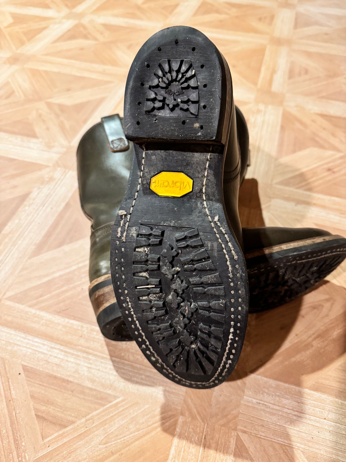 Photo by brvcha on November 15, 2024 of the Wesco Morrison in Horween Green Chromexcel.