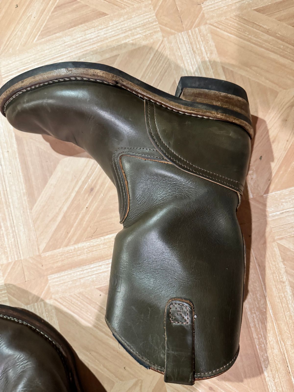 Photo by brvcha on November 15, 2024 of the Wesco Morrison in Horween Green Chromexcel.