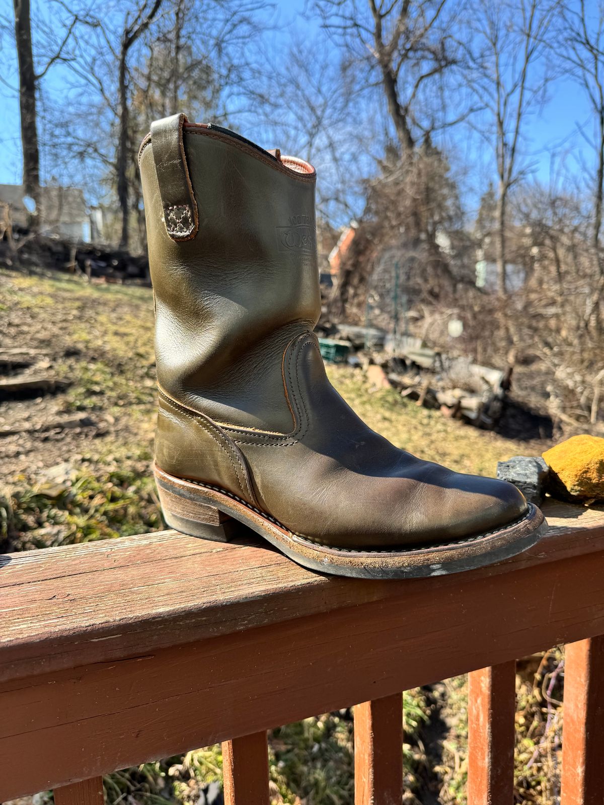 Photo by brvcha on March 4, 2025 of the Wesco Morrison in Horween Green Chromexcel.