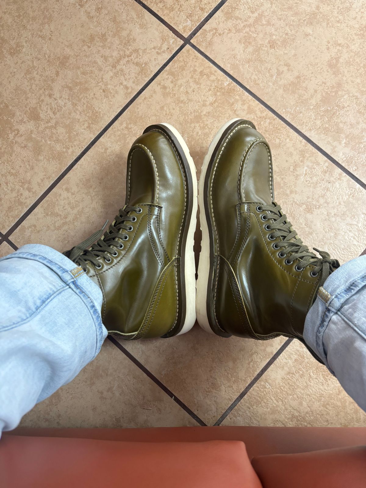 Photo by estiloR5 on April 4, 2026 of the Thursday Builder Black Label in Shinki Olive Shell Cordovan.