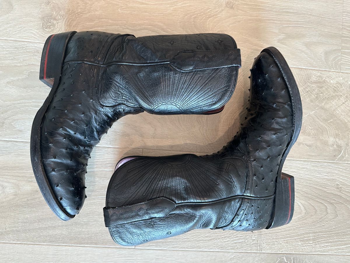 Photo by Huntsman on February 2, 2026 of the Chisos No. 1 OST in Full Quill Ostrich & Cowhide Shafts.