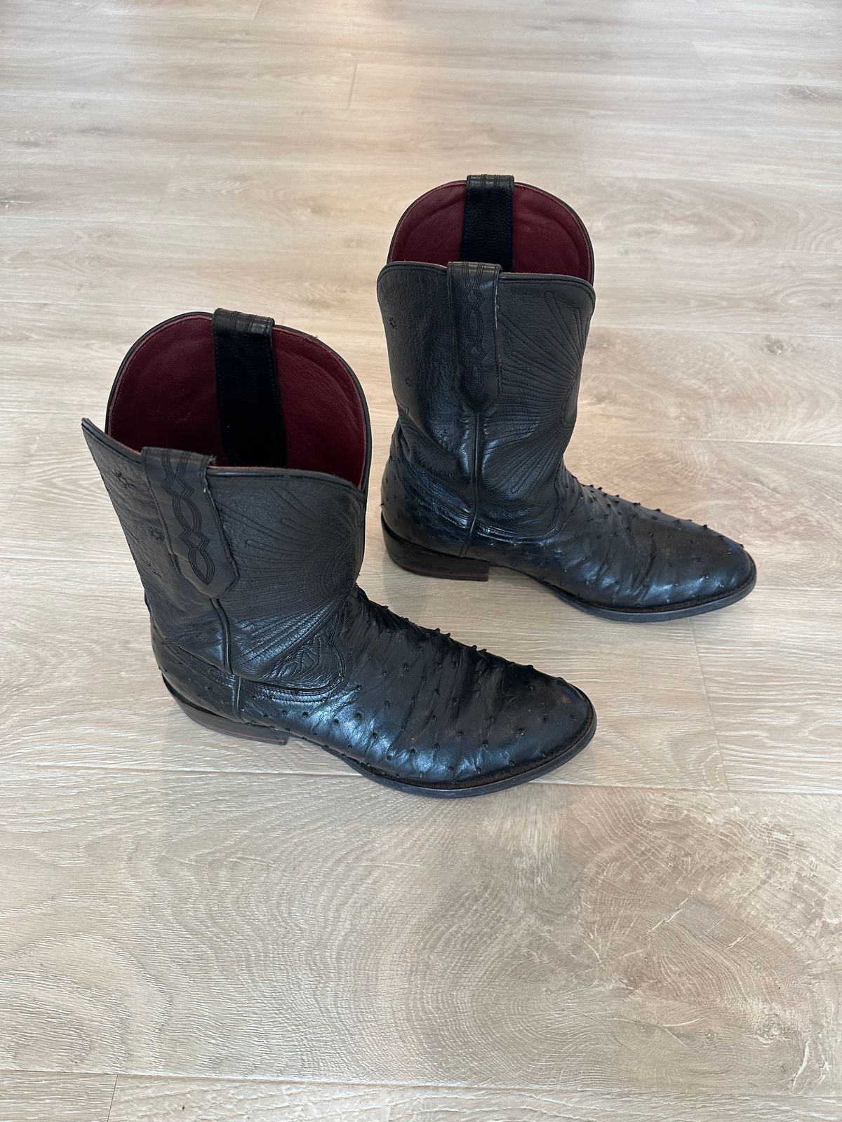 Photo by Huntsman on February 2, 2026 of the Chisos No. 1 OST in Full Quill Ostrich & Cowhide Shafts.