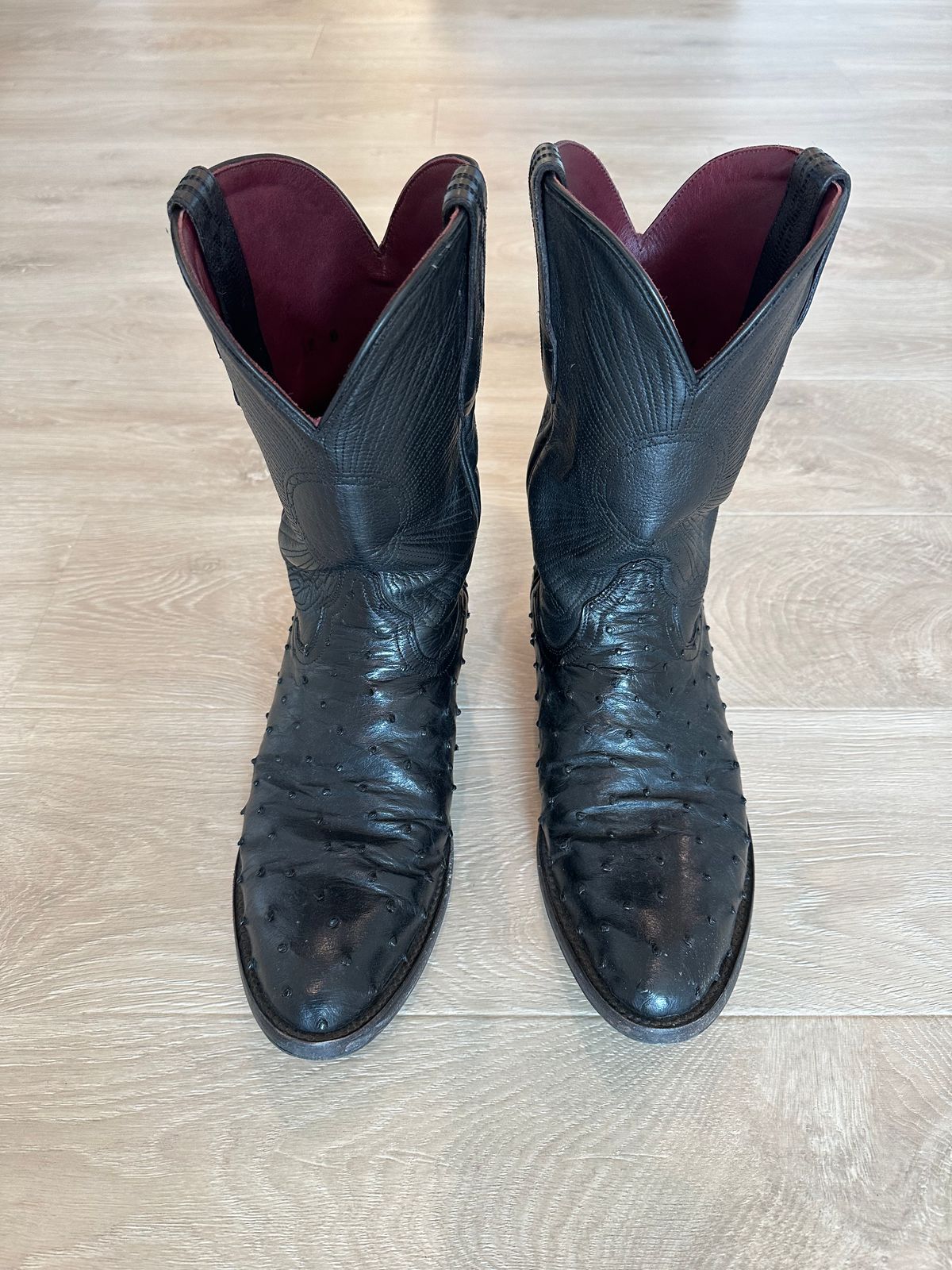 Photo by Huntsman on February 2, 2026 of the Chisos No. 1 OST in Full Quill Ostrich & Cowhide Shafts.