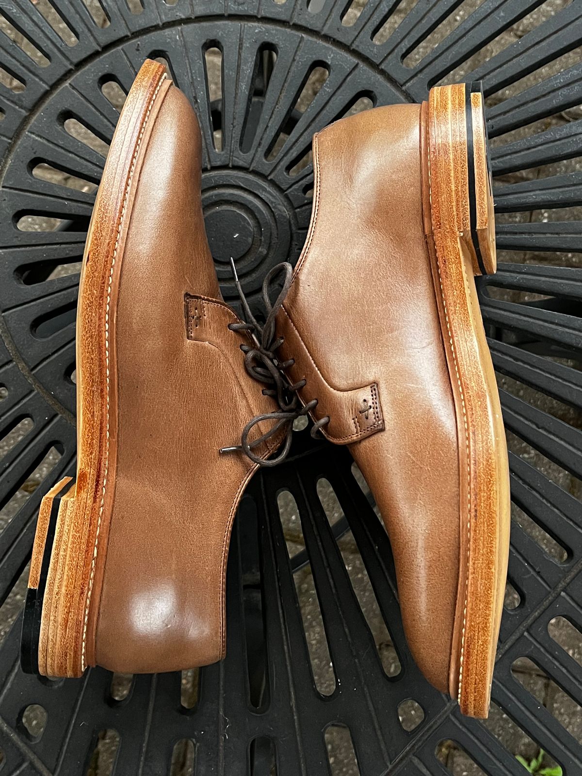 Photo by Arturo860 on October 13, 2024 of the Grant Stone Plain Toe Blucher in Horween Dune Chromexcel.