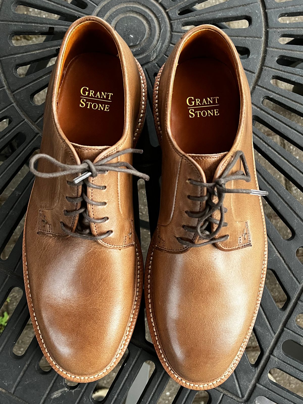 Photo by Arturo860 on October 13, 2024 of the Grant Stone Plain Toe Blucher in Horween Dune Chromexcel.